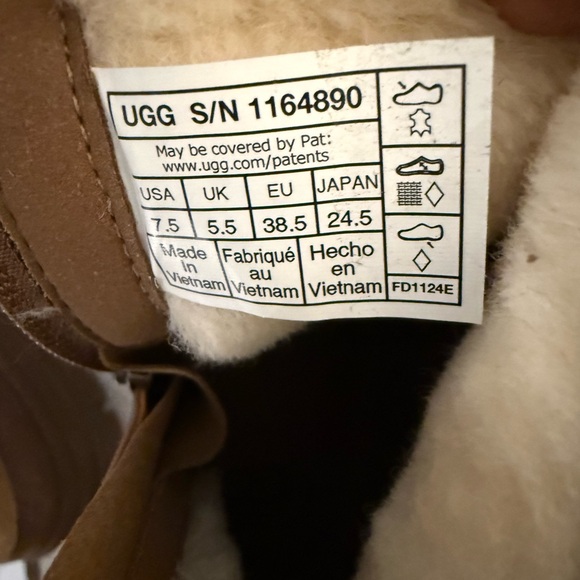 UGG® Ashton Zip - Picture 14 of 14